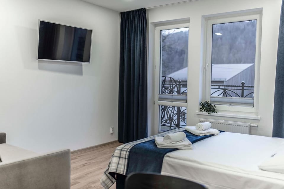 Photo of the whole room, Bedroom, Mountain view, towels