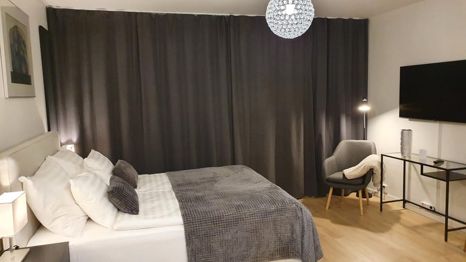 Bed, TV and multimedia, Bedroom