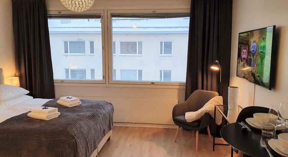 Bed, TV and multimedia, Living room, Seating area, Dining area, Bedroom, Inner courtyard view