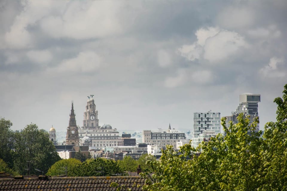 Characterful Abode with FREE parking. Apartment in Liverpool
