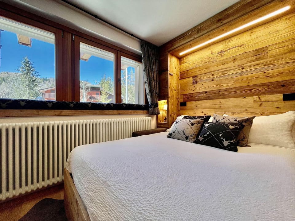 Bed, View (from property/room), Mountain view, Street view