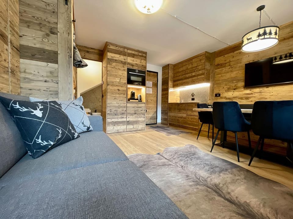 Kitchen or kitchenette, Living room, Dining area, minibar, pet friendly