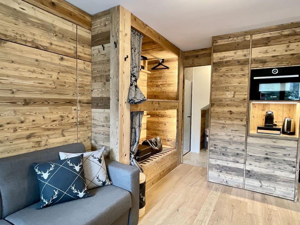 Coffee/tea facilities, wardrobe