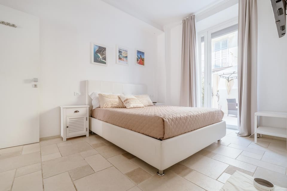 Bed, Photo of the whole room, Animals, Bedroom, Pets, furniture