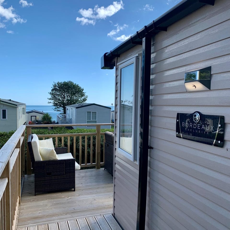 Lydstep Beach BayView 3-Bedroom Holiday Home House in Wales