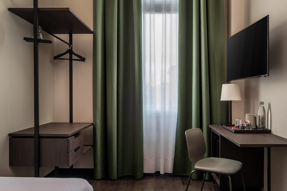 Bed, TV and multimedia, Bedroom, internet, wardrobe