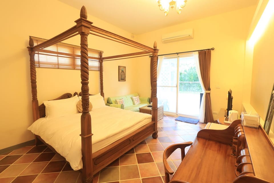 Bed, TV and multimedia, Photo of the whole room, Bedroom, hair dresser, air conditioner