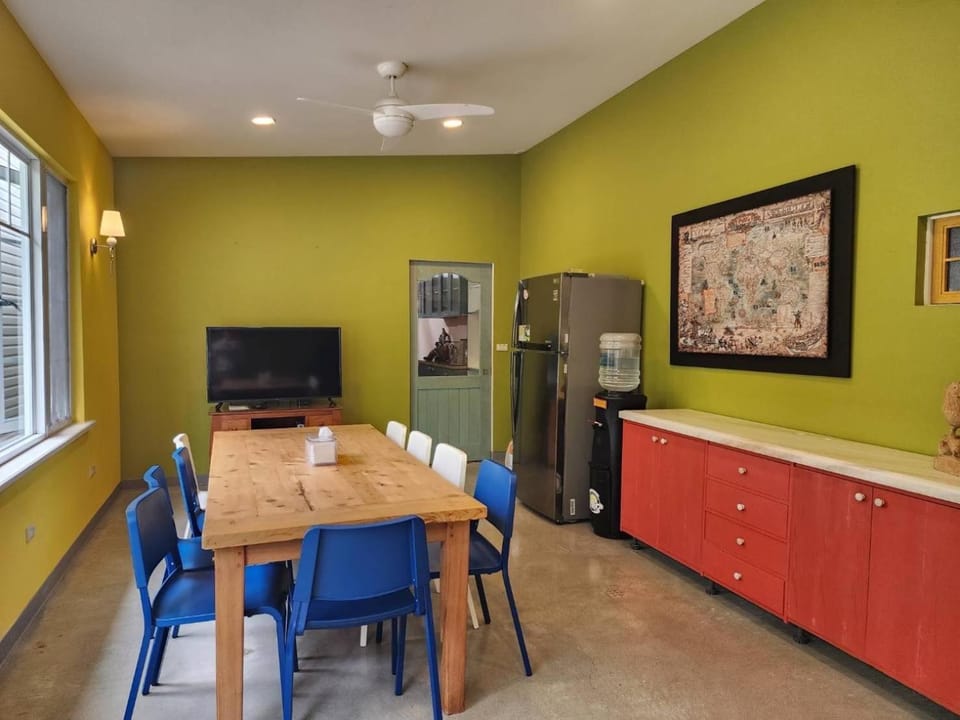 Communal lounge/ TV room, TV and multimedia, Living room, Seating area, Dining area