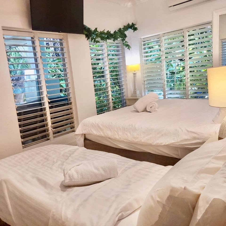 Bed, towels