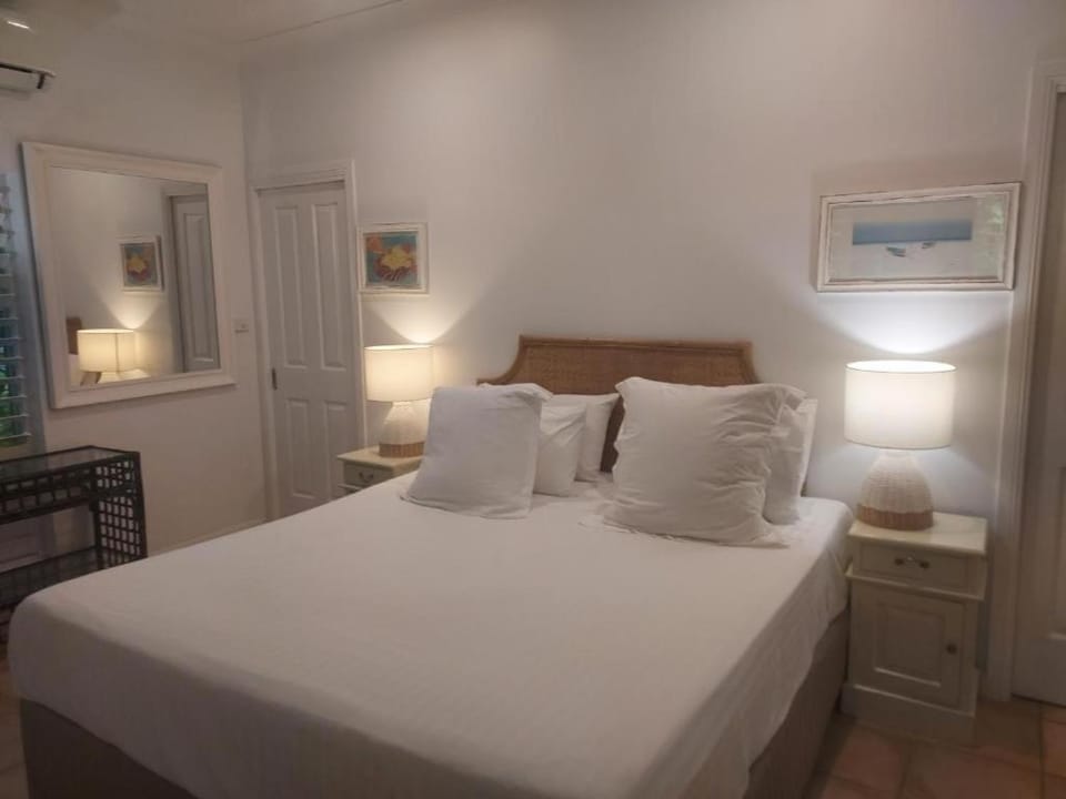 Bed, Bedroom, air conditioner