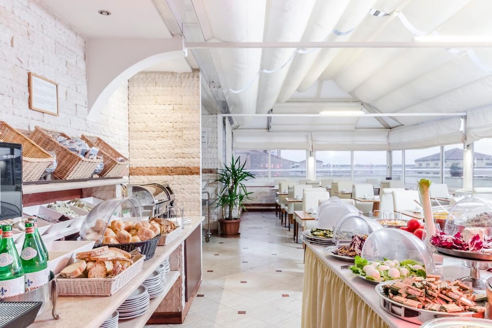 Lounge or bar, Buffet breakfast