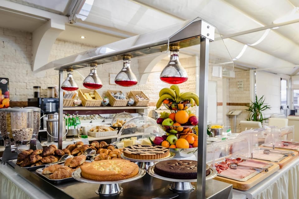 Lounge or bar, Buffet breakfast