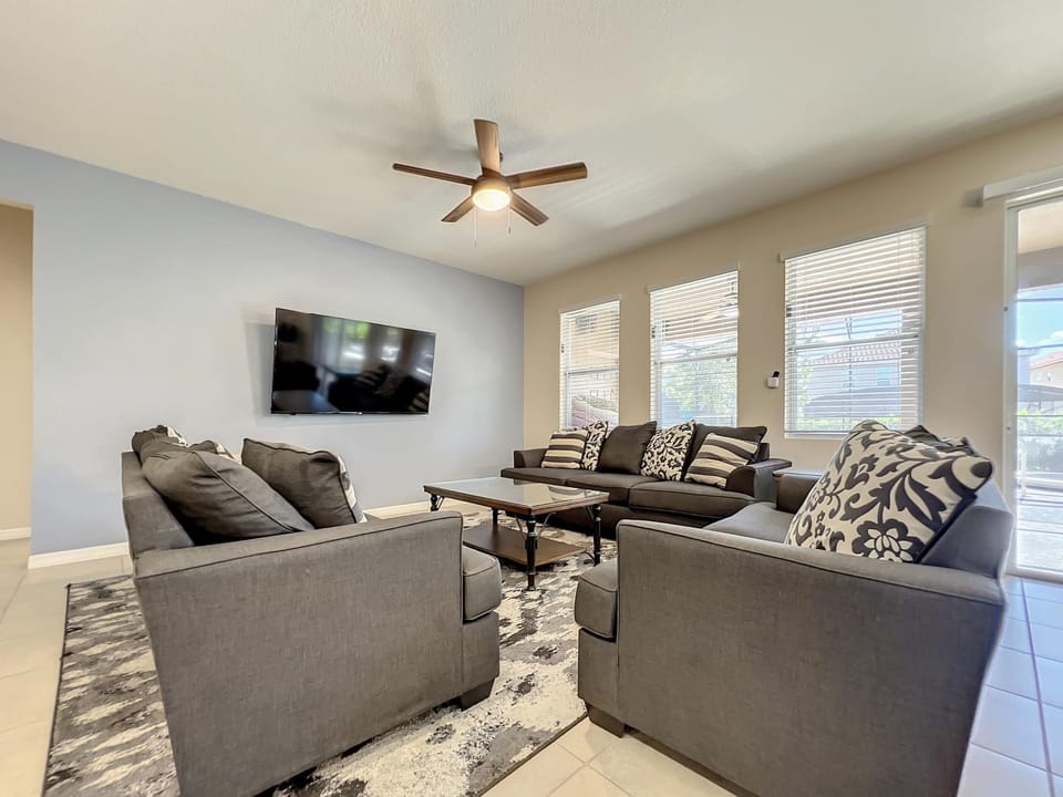 Communal lounge/ TV room, TV and multimedia, Living room, Seating area, fireplace