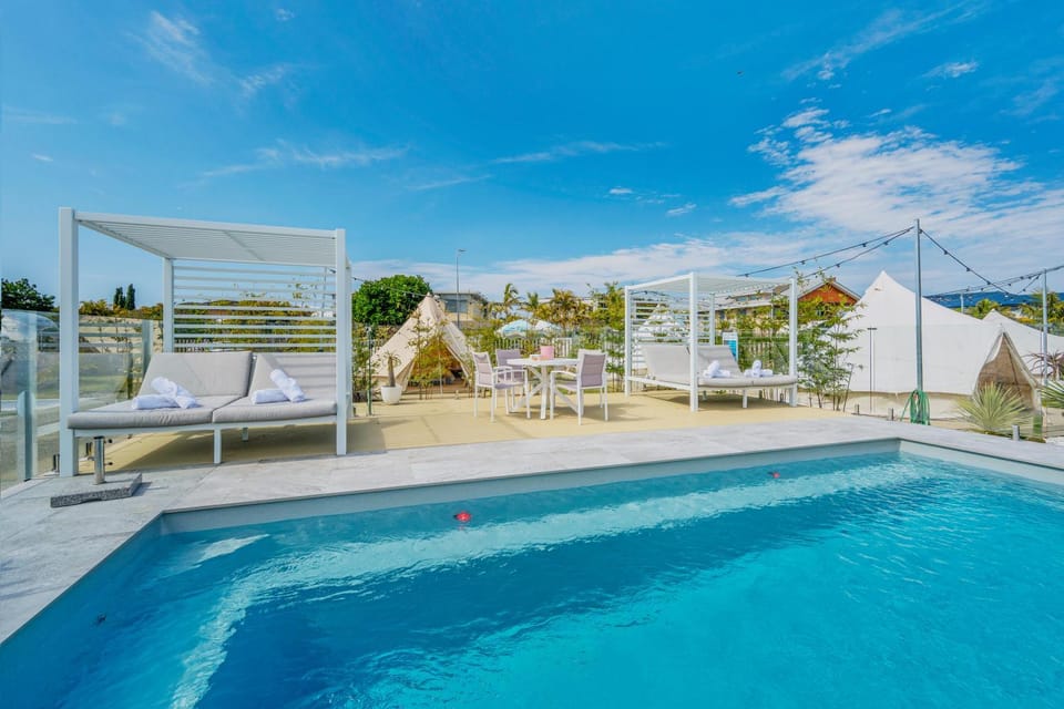 Swimming pool, sunbed