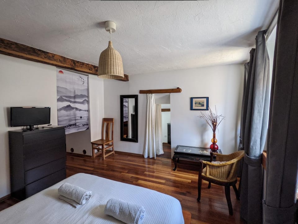 Chambres d'hôtes Les Chatougoulis Bed and Breakfast in Occitanie