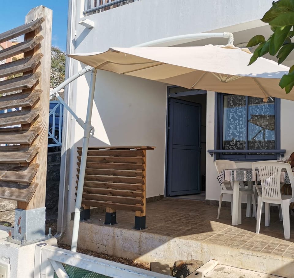 Patio, Facade/entrance, Balcony/Terrace