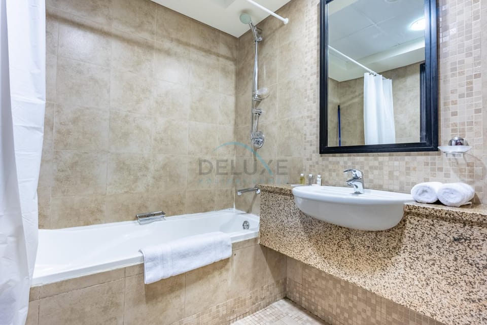 Shower, Toilet, Bathroom, Bath, towels