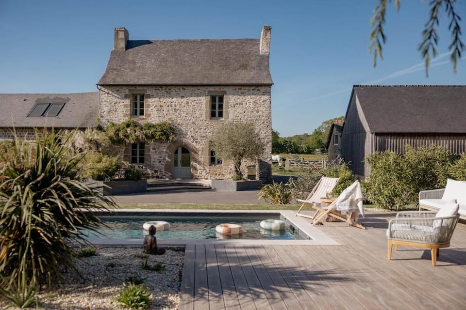 Manoir de la Nogrie - Chambre de charme avec accès privatif - Piscine chauffée sur domaine 5 étoiles à la campagne Bed and Breakfast in Brittany