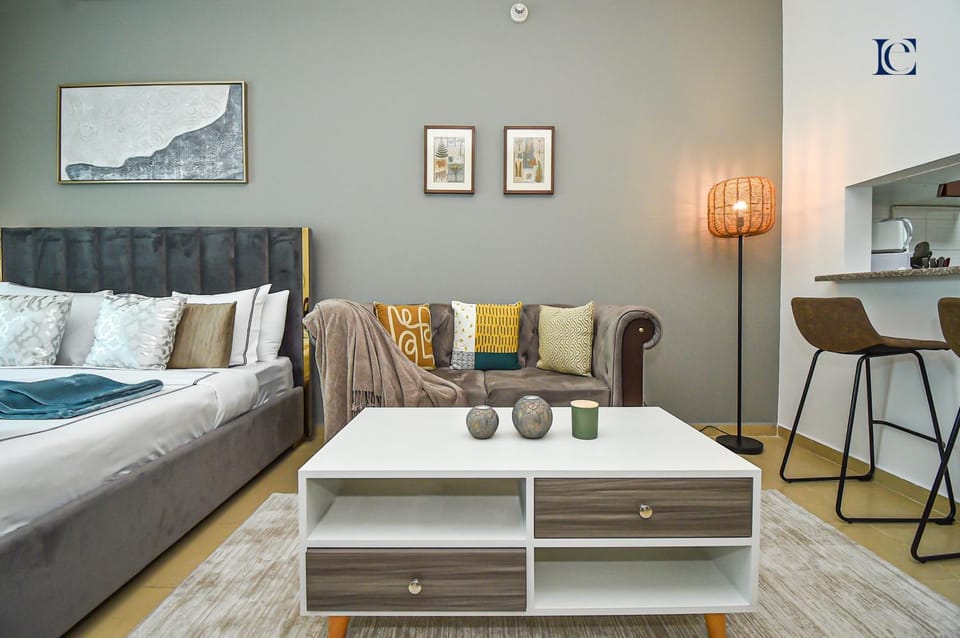 Bed, Kitchen or kitchenette, Seating area, Bedroom