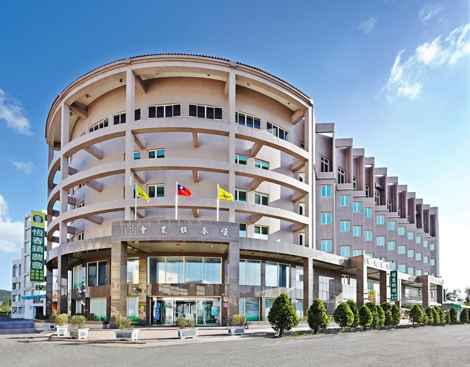 Nearby landmark, Facade/entrance