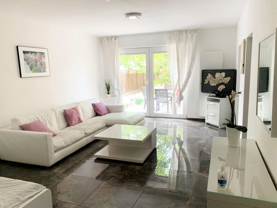 TV and multimedia, Living room, Photo of the whole room, Seating area