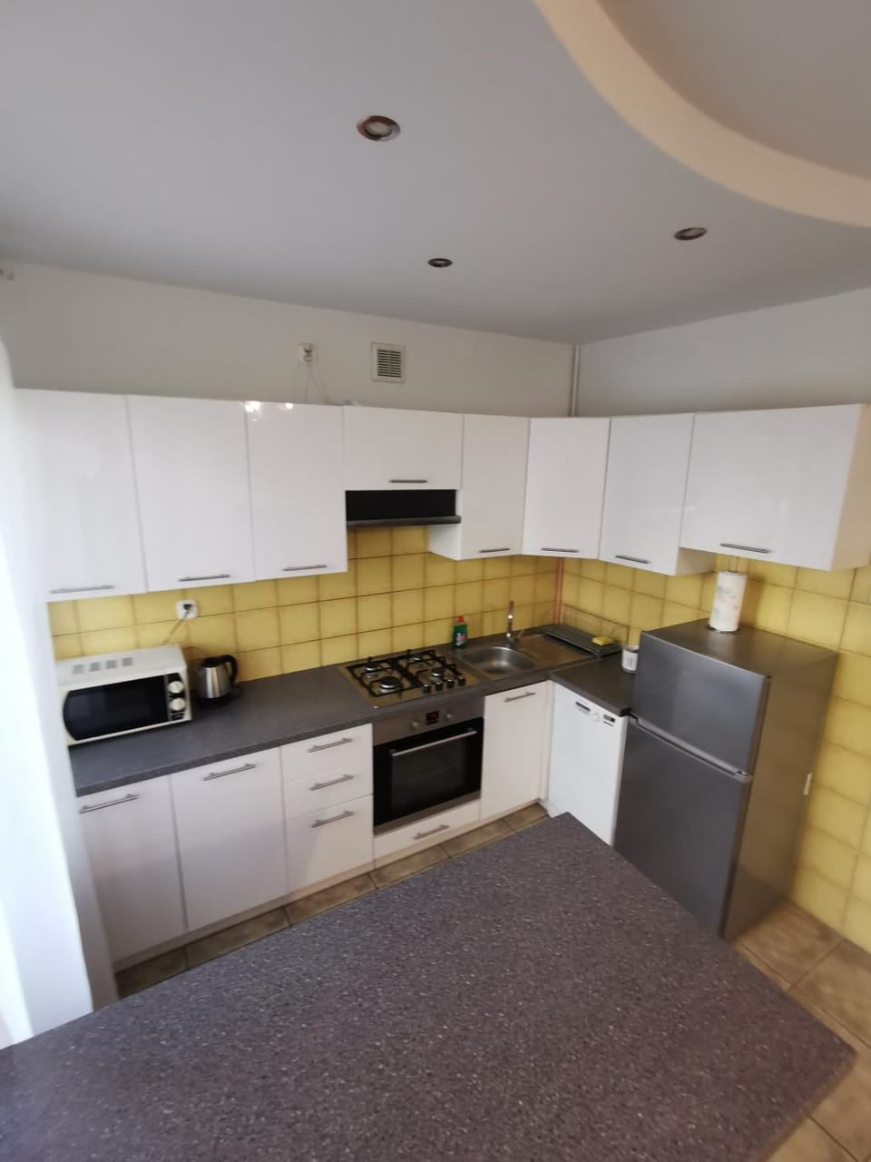 Kitchen or kitchenette, dishwasher, stove
