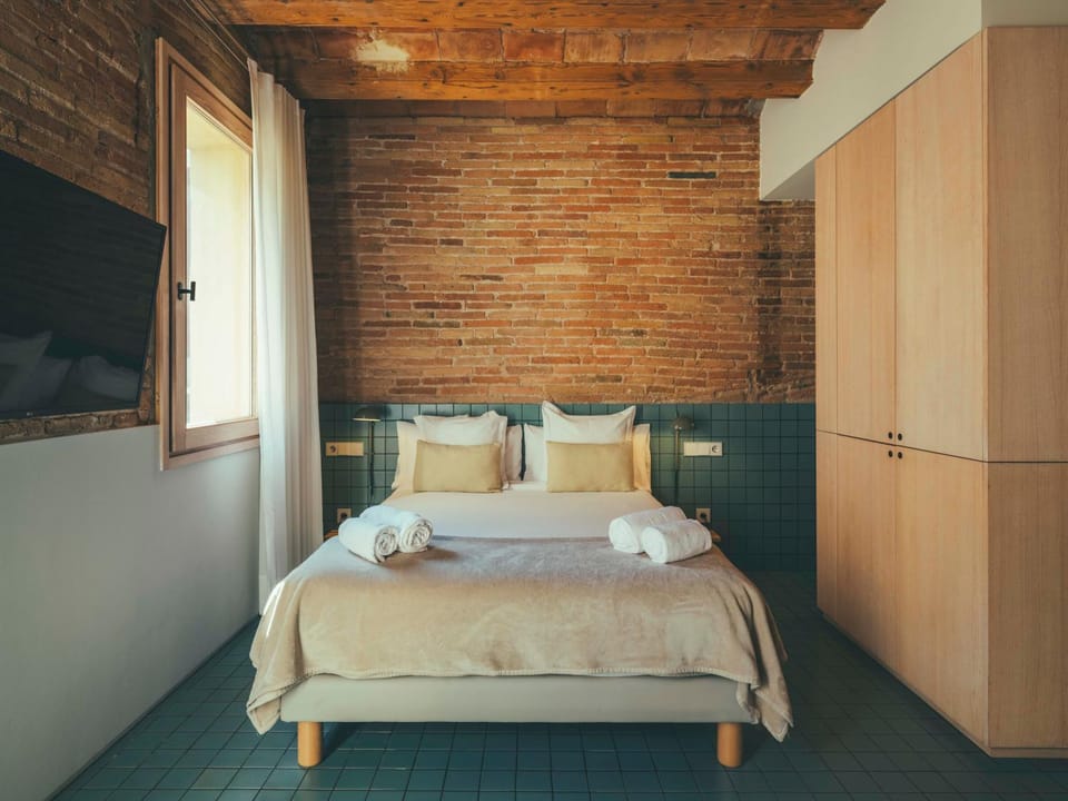 Bed, Bedroom, towels, wardrobe