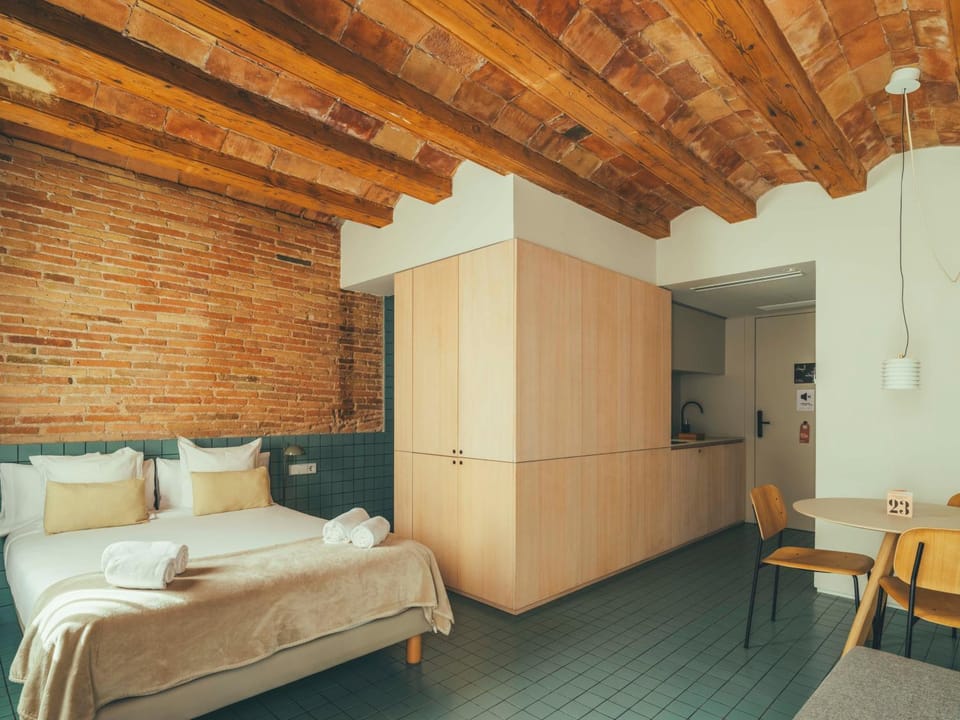 Bed, Living room, Photo of the whole room, Seating area, Bedroom, hair dresser, towels, wardrobe