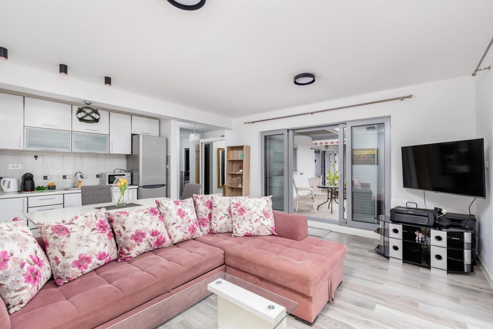 TV and multimedia, Kitchen or kitchenette, Living room, Seating area, Dining area