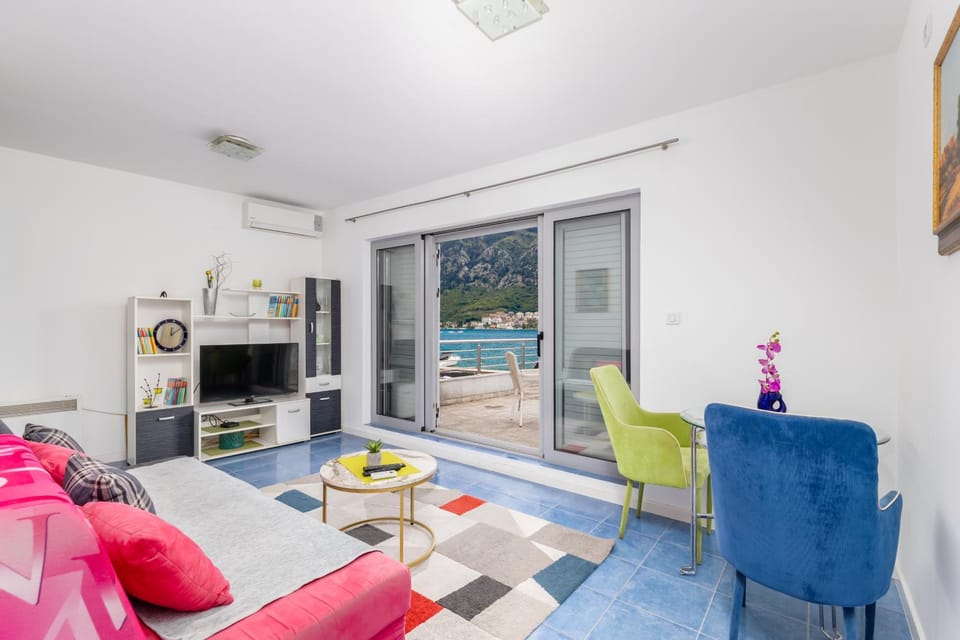 Communal lounge/ TV room, TV and multimedia, Living room, Seating area, Pool view
