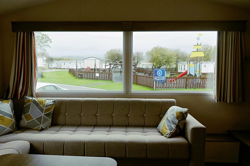 Communal lounge/ TV room, Children play ground, Living room, Seating area