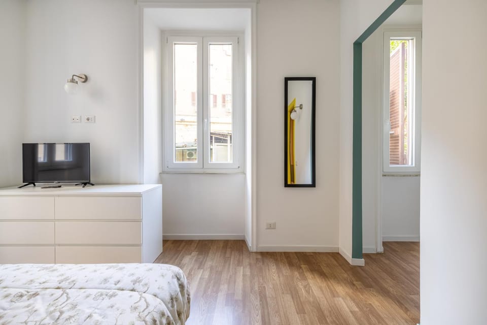 TV and multimedia, Photo of the whole room, Bedroom