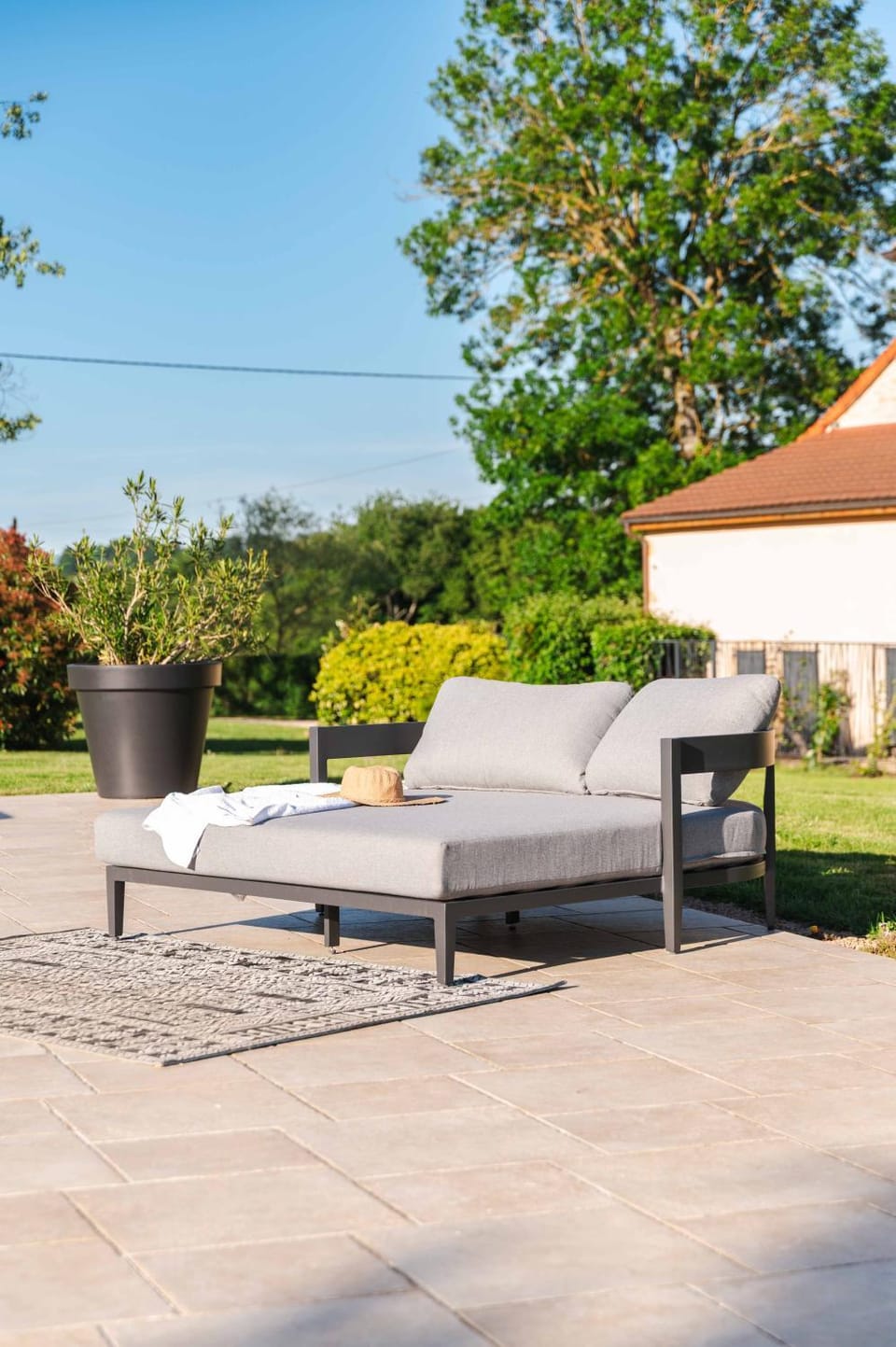 Patio, Day, Garden, Swimming pool