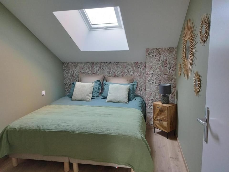 Bed, Photo of the whole room, Bedroom, air conditioner