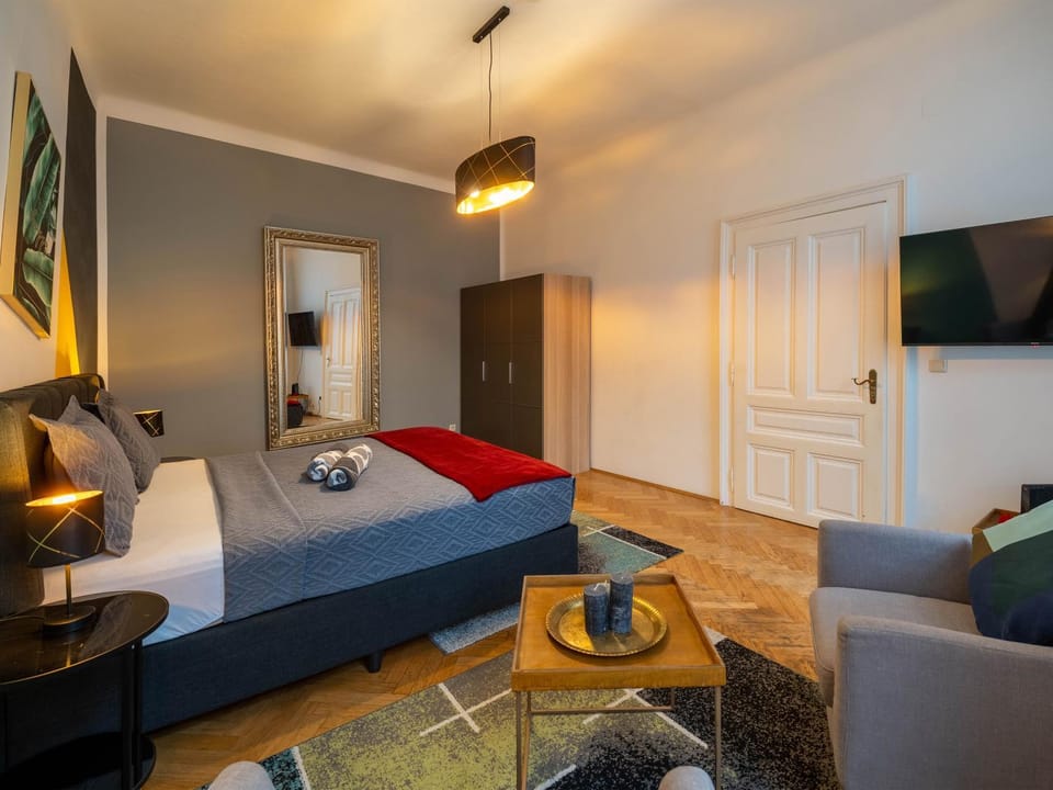 Bed, TV and multimedia, Photo of the whole room, Decorative detail, Seating area, Bedroom, towels, wardrobe