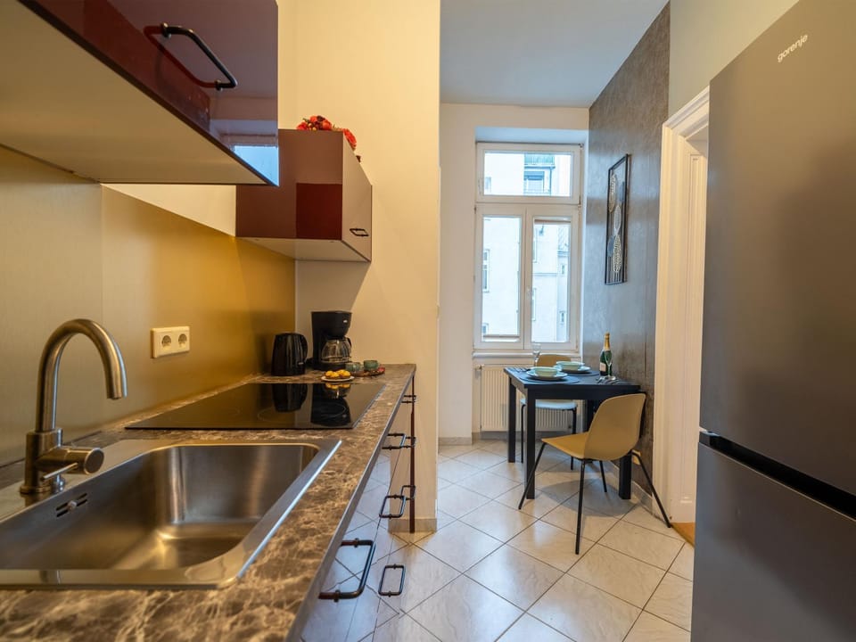 Coffee/tea facilities, Kitchen or kitchenette, Dining area, dishwasher, microwave, stove, toaster