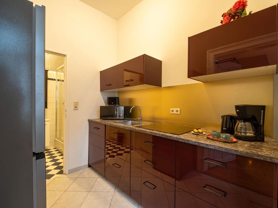 Coffee/tea facilities, Kitchen or kitchenette, dishwasher, microwave, stove, toaster