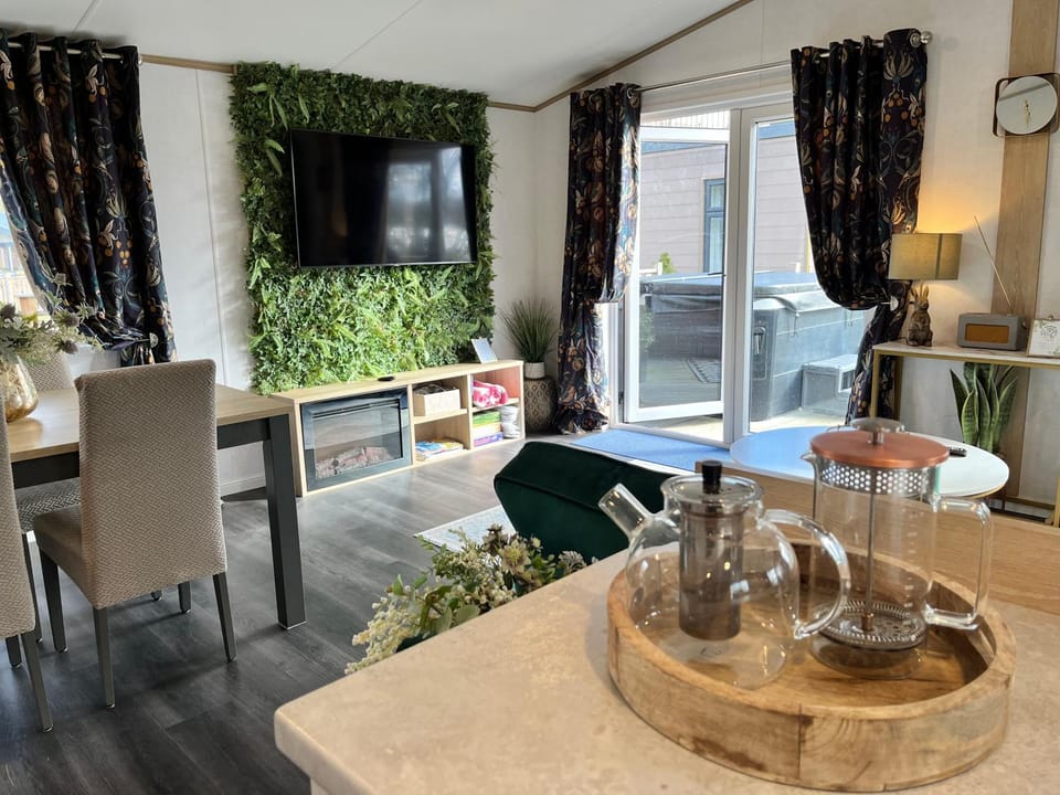 TV and multimedia, Coffee/tea facilities, Living room, Seating area, Dining area