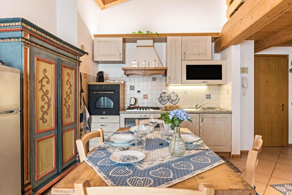 TV and multimedia, Coffee/tea facilities, Kitchen or kitchenette, Dining area, dishwasher, minibar, oven, pet friendly, stove, kitchen