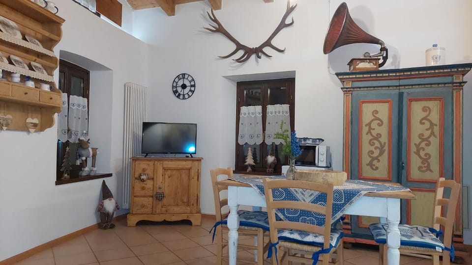 TV and multimedia, Kitchen or kitchenette, Living room, Seating area, Dining area