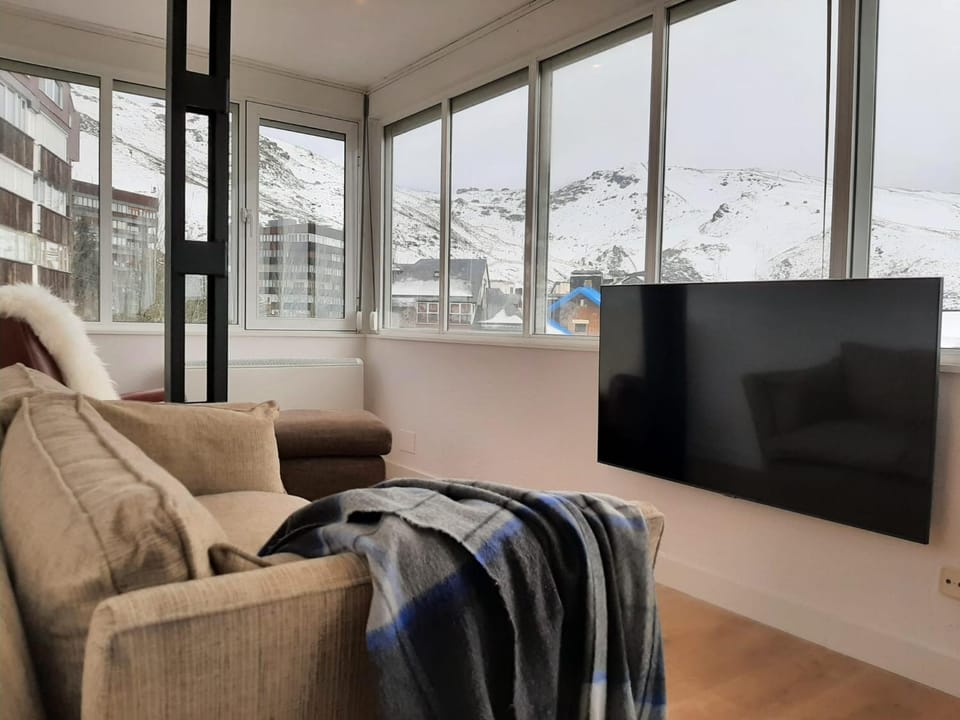 DunaSki - Top views from all rooms, 3 bd - 2 wc, 50m from slopes, fireplace, massive windows and sunlight! Apartment in Sierra Nevada