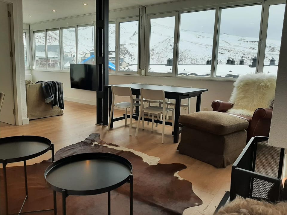 DunaSki - Top views from all rooms, 3 bd - 2 wc, 50m from slopes, fireplace, massive windows and sunlight! Apartment in Sierra Nevada