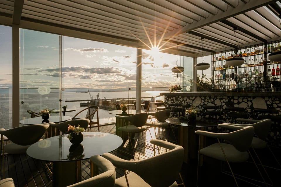 Restaurant/places to eat, Lounge or bar