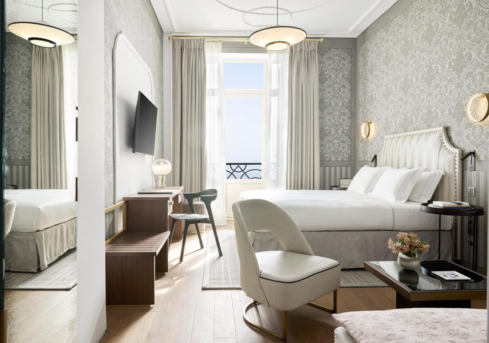 Photo of the whole room, Sea view