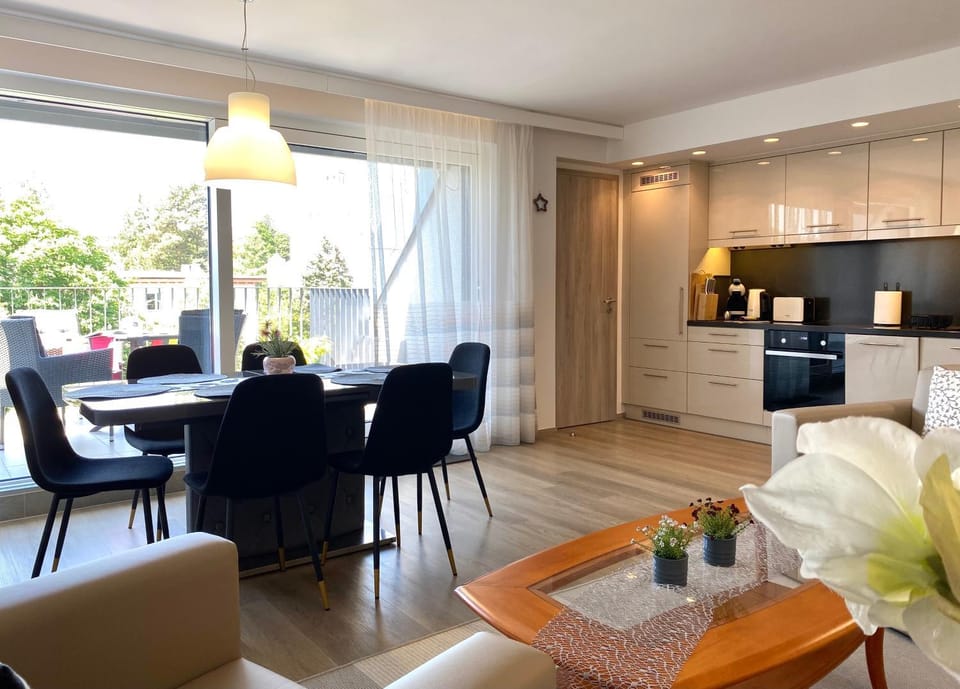 View (from property/room), View (from property/room), Balcony/Terrace, Balcony/Terrace, Kitchen or kitchenette, Living room, Dining area, Landmark view, Landmark view, kitchen