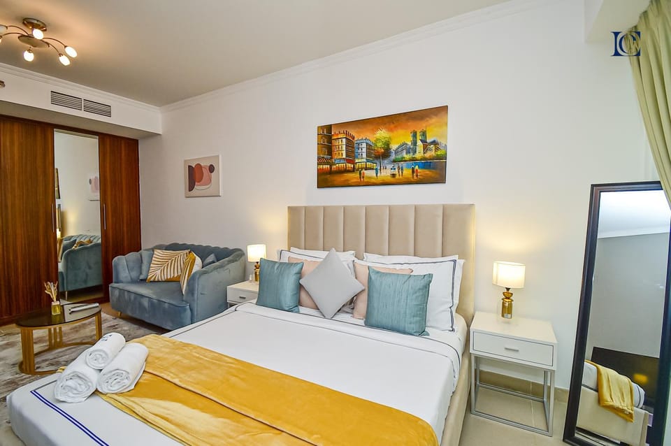 Bed, TV and multimedia, Living room, Photo of the whole room, Seating area, Bedroom