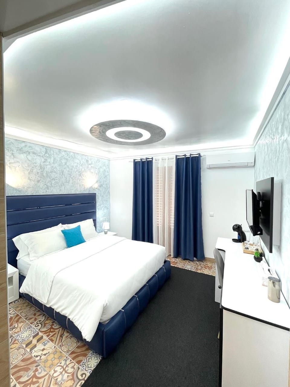 Bed, TV and multimedia, Bedroom