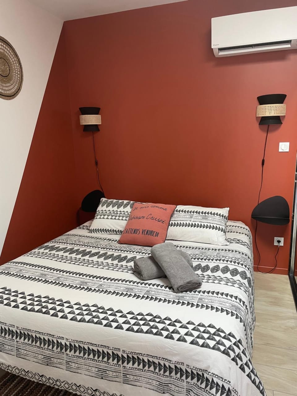 Bed, Photo of the whole room, Bedroom
