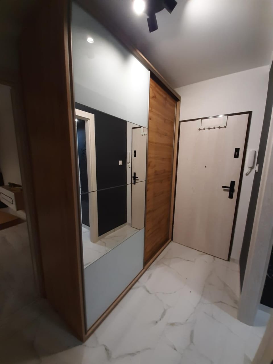 Facade/entrance, wardrobe