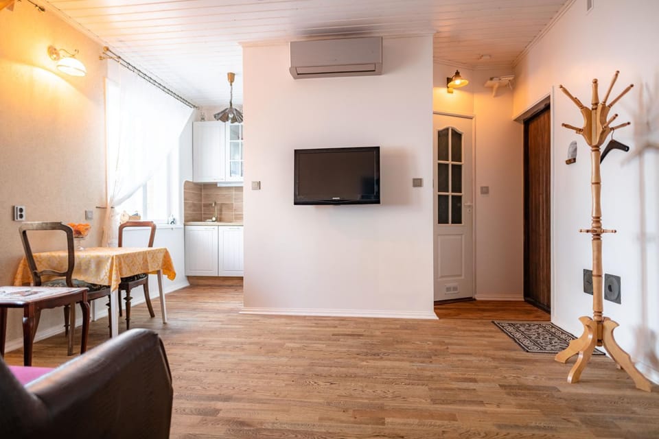 Communal lounge/ TV room, TV and multimedia, Living room, Seating area, Dining area
